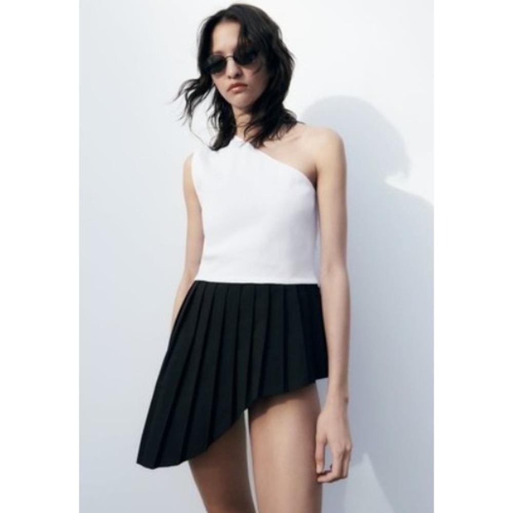 Zara One‎ Shoulder Top Womens L White Black Contrasting Pleated Hem Asymmetrical